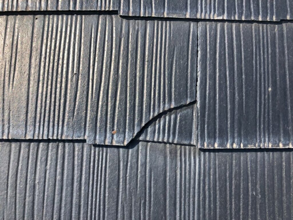 台風の影響によりスレート屋根にひび割れが生じた状態