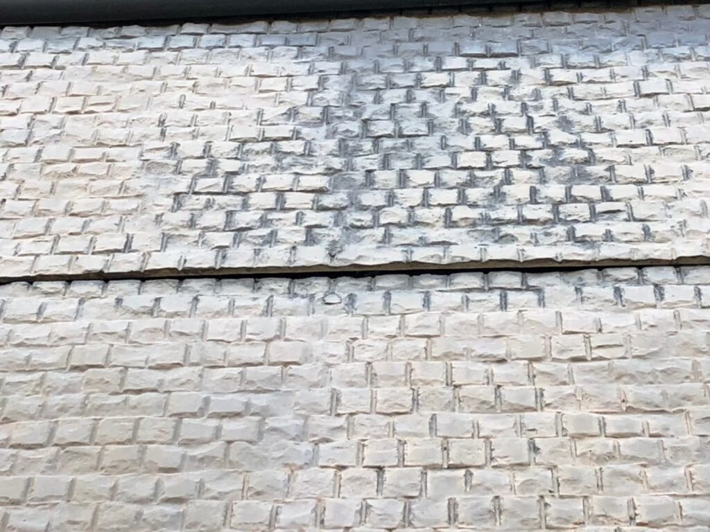 外壁の浮きによって隙間が生じている状態