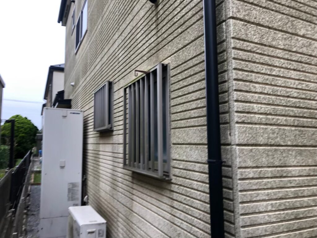 経年劣化により外壁に黒ずみ汚れが付着している状態