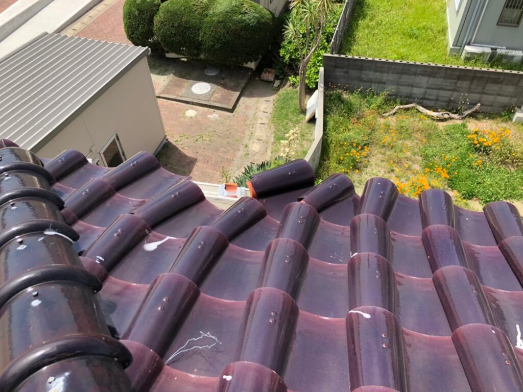 地震の影響で屋根瓦が飛散し、屋根に欠損が生じている状態