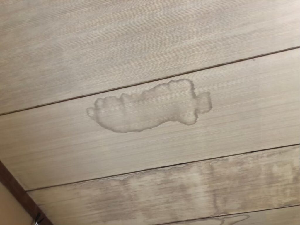 室内の天井に雨漏りでシミが広がっている状態