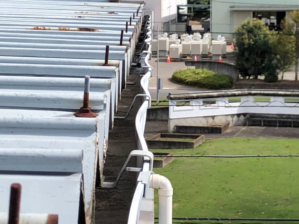 強風の影響により雨樋が大きく歪んでいる状態