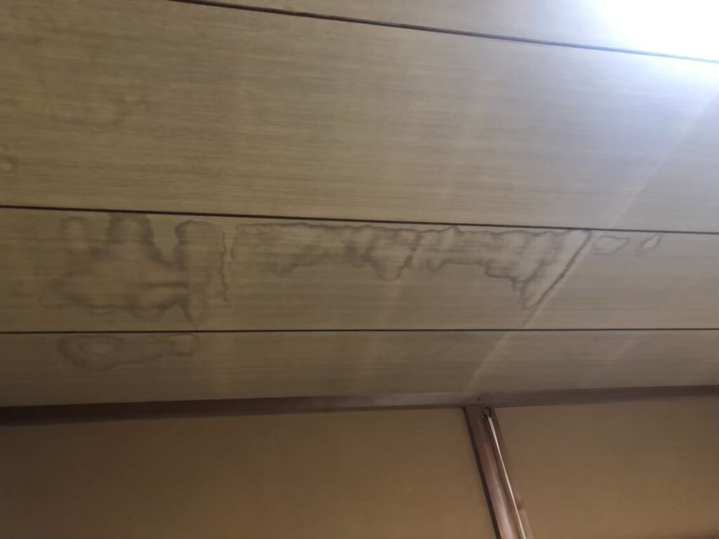 室内の天井に雨漏りでシミが広がっている状態