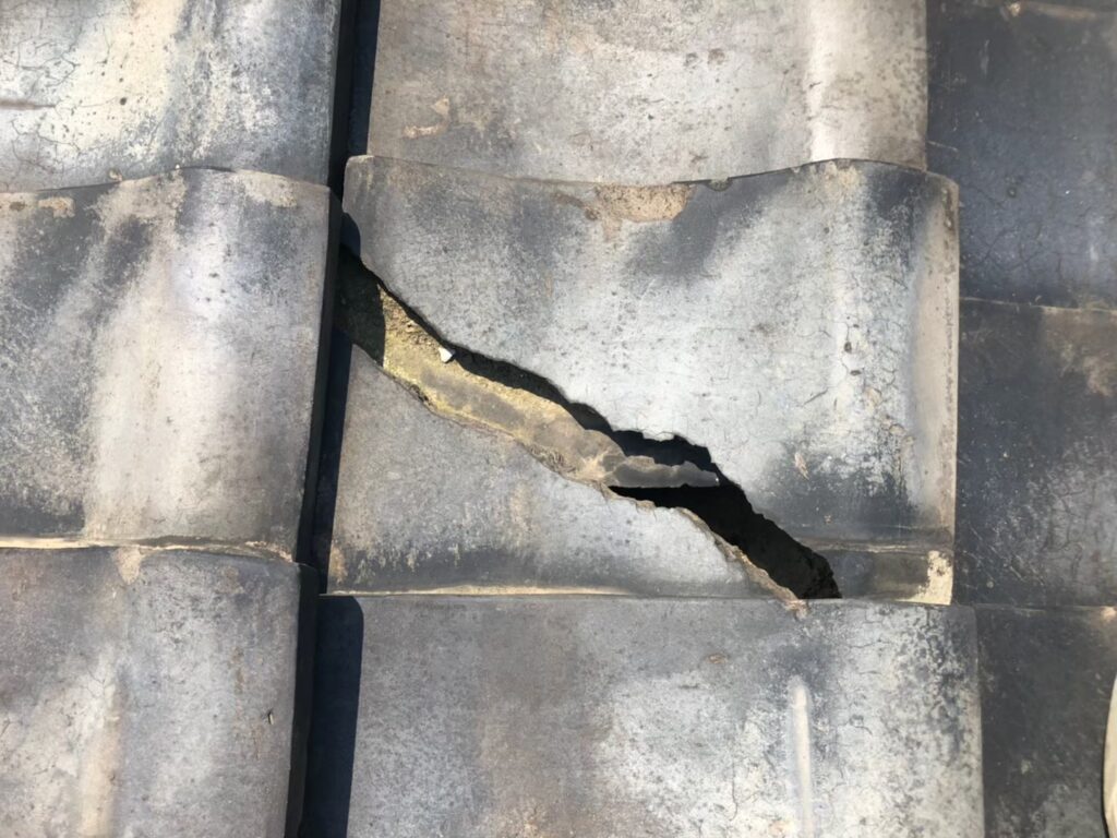 台風の影響により屋根瓦が割れている状態