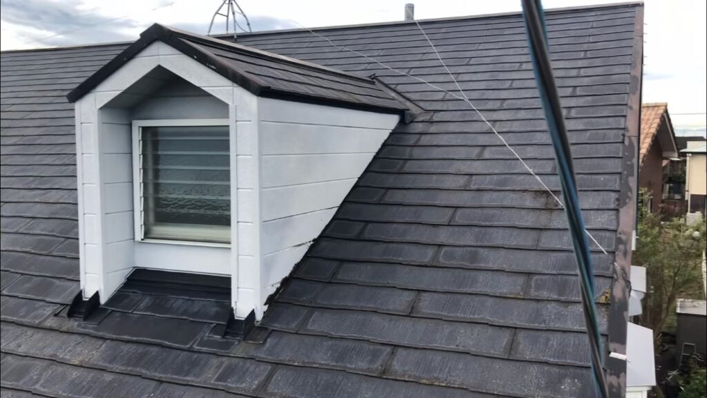 塗膜の劣化により屋根のツヤが失われ、色褪せが目立つ状態