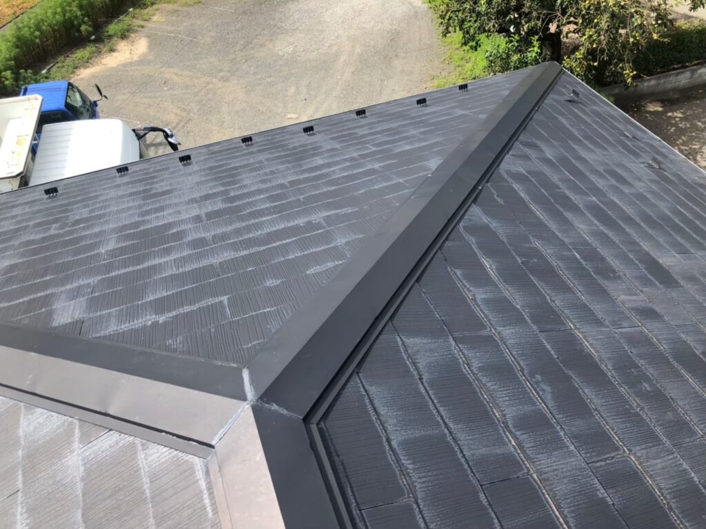 塗膜の劣化により屋根のツヤが失われ、色褪せが目立つ状態