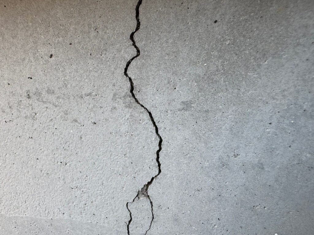 地震の影響により基礎表面にひび割れが広がり、劣化が進行している状況