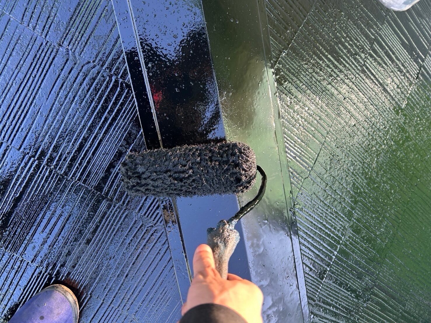 屋根塗装中の様子