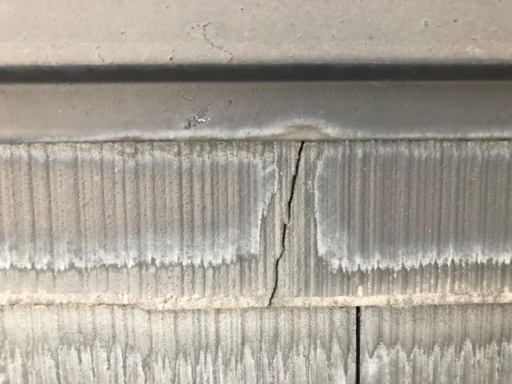 台風の影響により屋根材が割れている状態