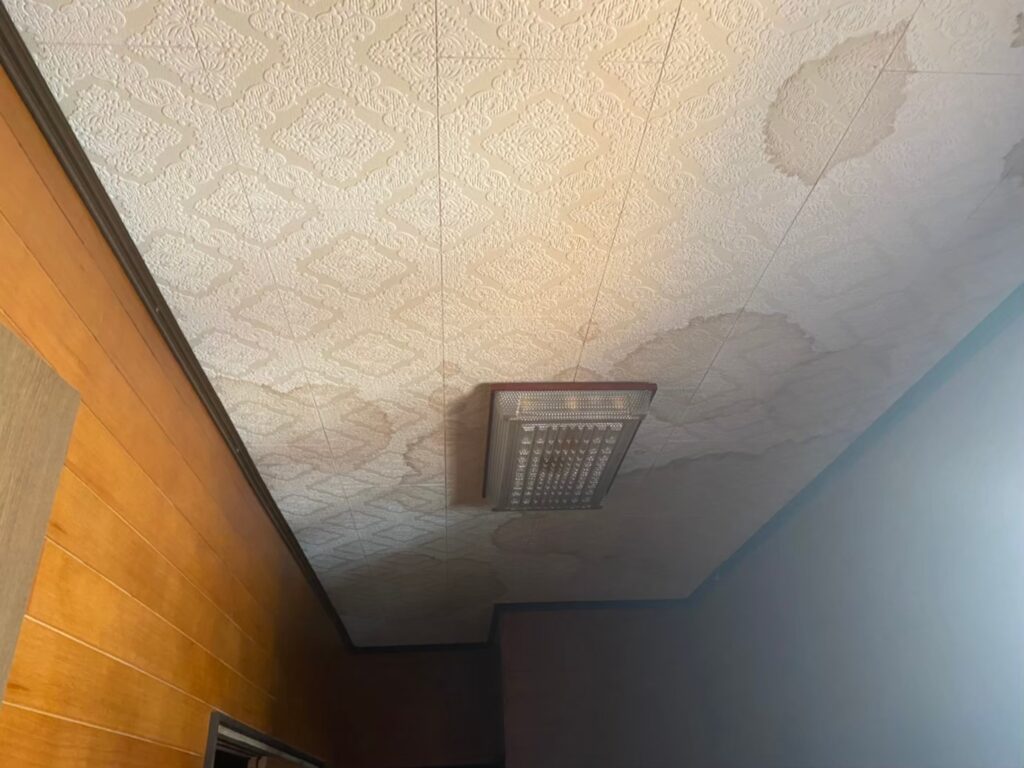 室内の天井に雨漏りでシミが広がっている状態