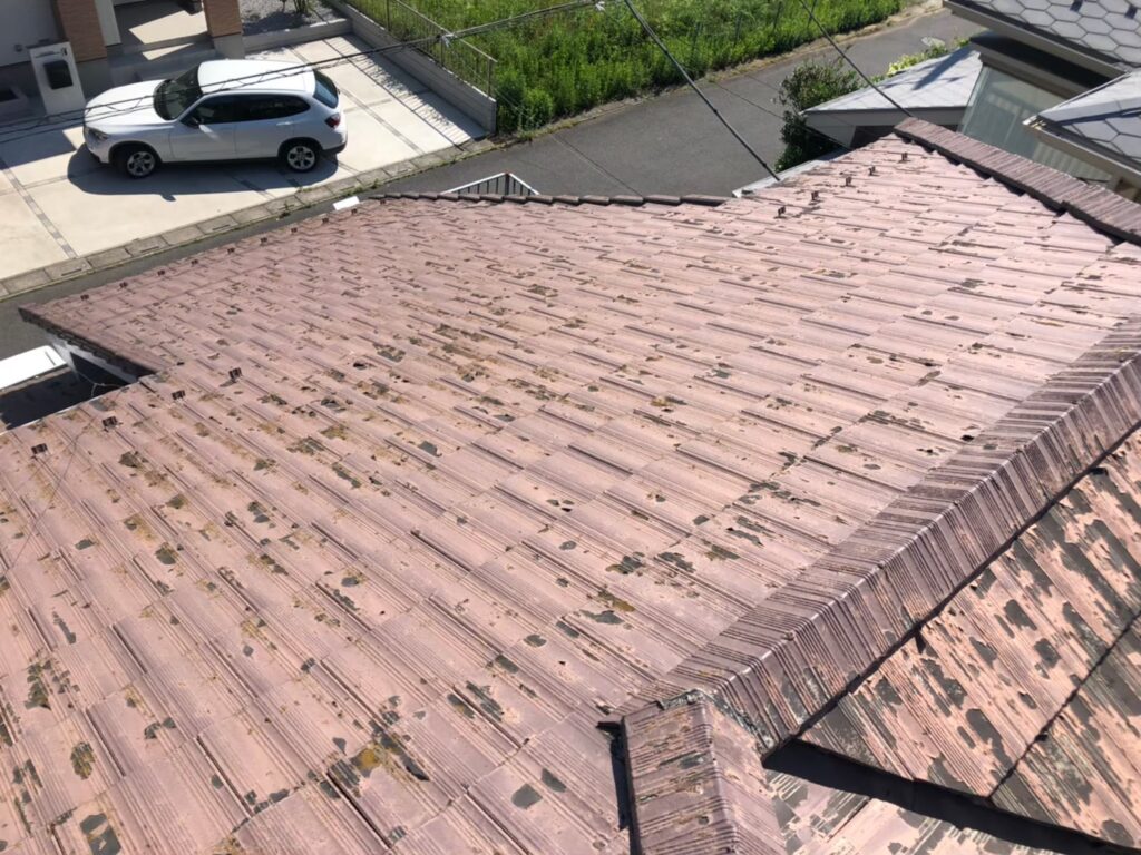 経年劣化で屋根表面に汚れ・苔が広がっている状態