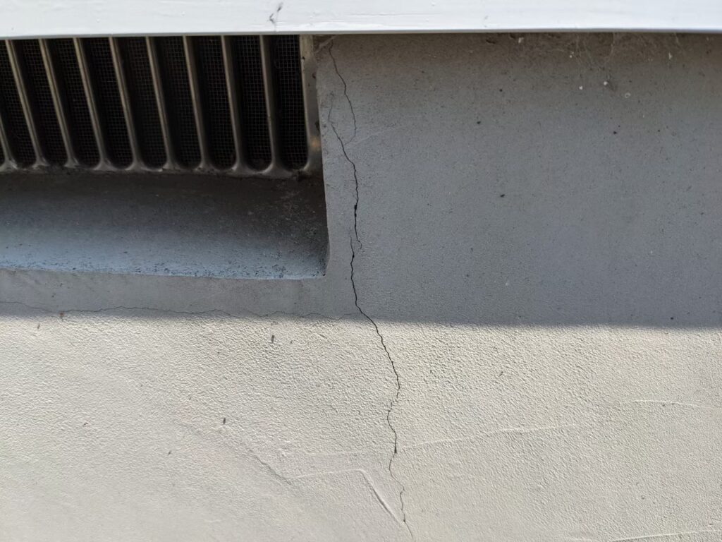 地震の影響により基礎表面にひび割れが広がり、劣化が進行している状況