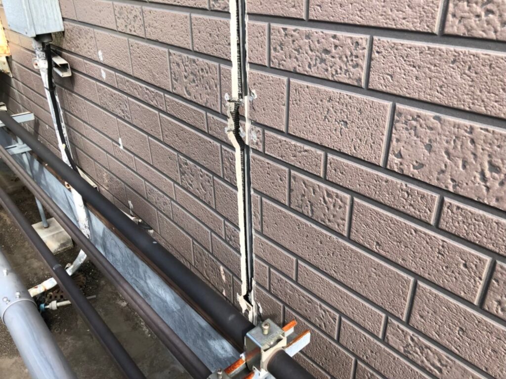 外壁の浮きによって隙間が生じている状態