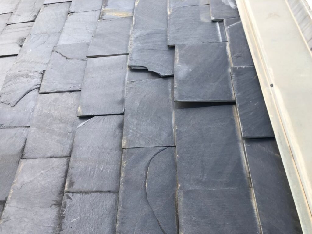 台風の影響により屋根材が割れている状態