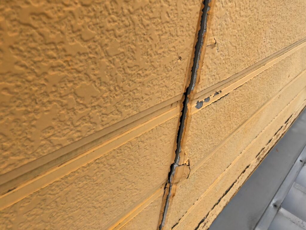 外壁の浮きによって隙間が生じている状態