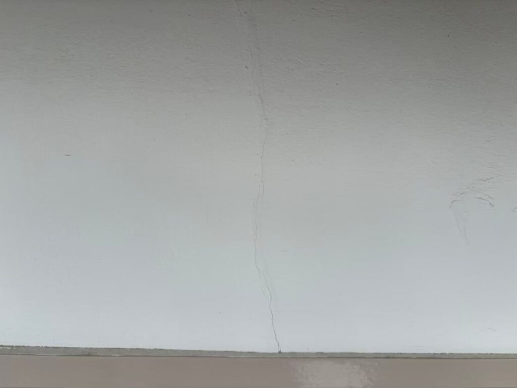 地震の影響により外壁表面がひび割れしている状態