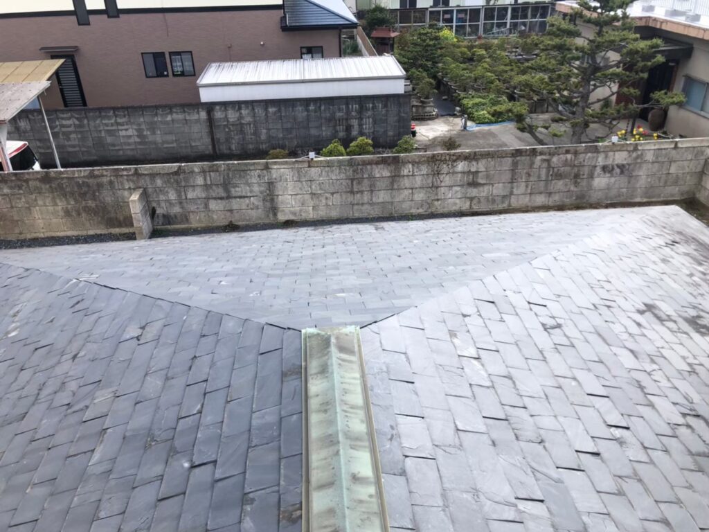 塗膜の劣化により屋根のツヤが失われ、色褪せが目立つ状態