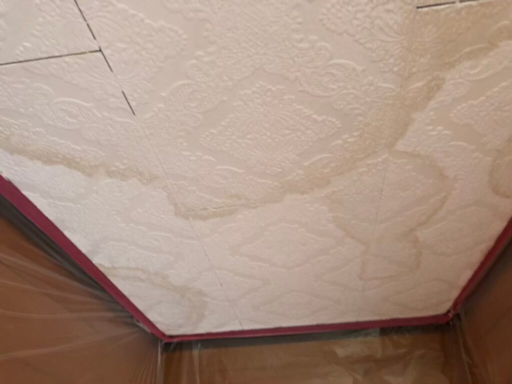 室内の天井に雨漏りでシミが広がっている状態