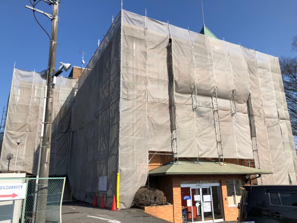 群馬県吾妻郡にて、けんもち医院様、本館の大規模修繕工事を竣工いたしました。