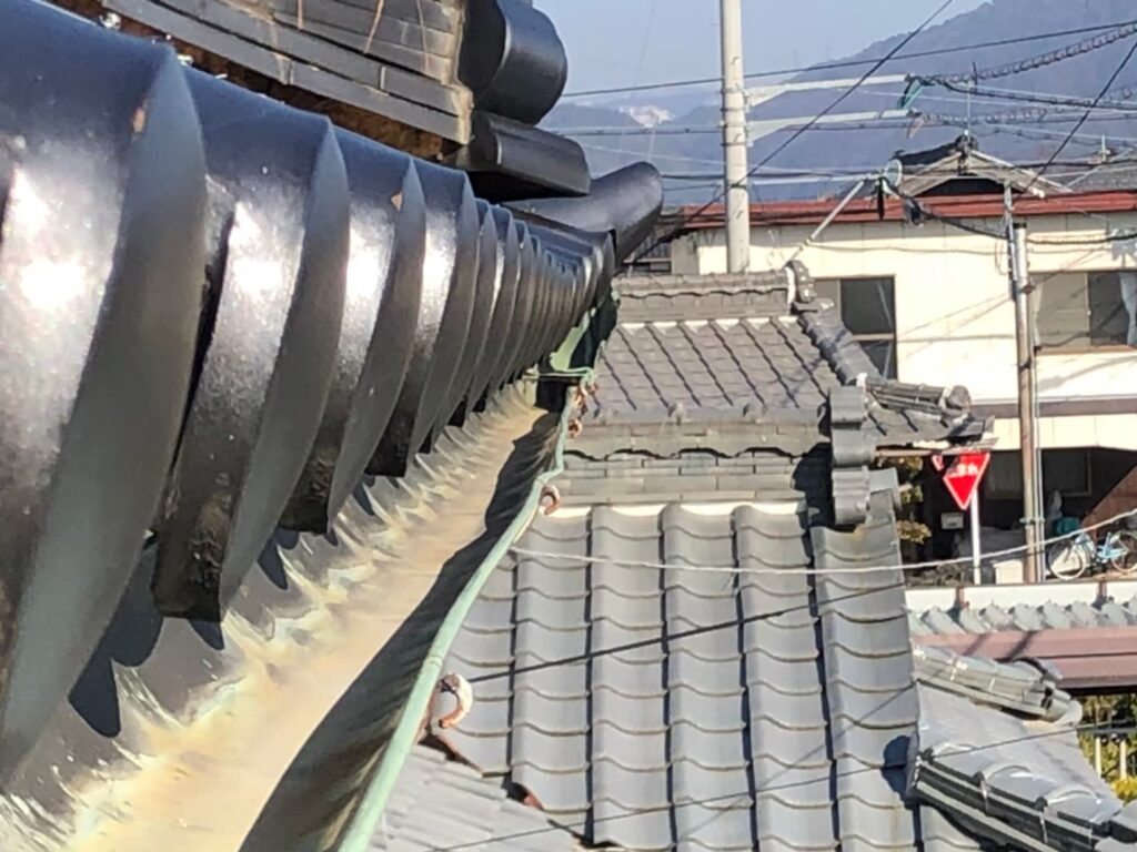 強風の影響により雨樋が大きく歪んでいる状態