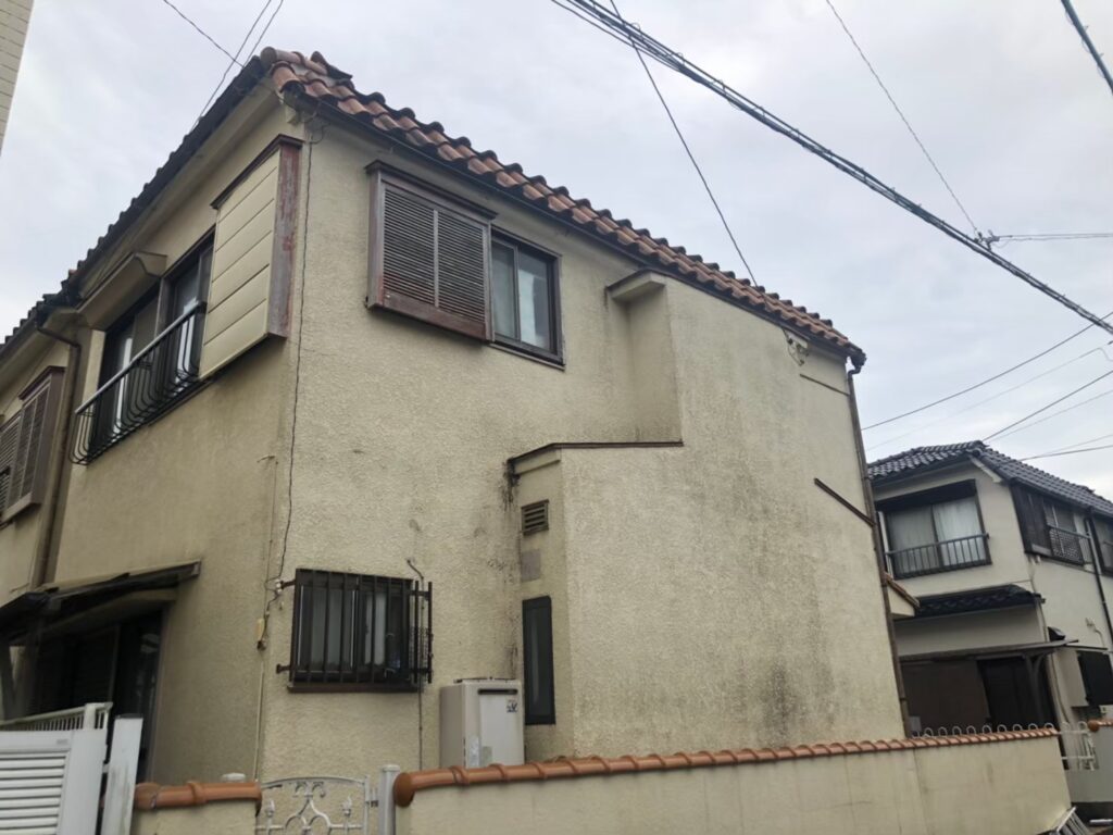 経年劣化により外壁に黒ずみ汚れが付着している状態