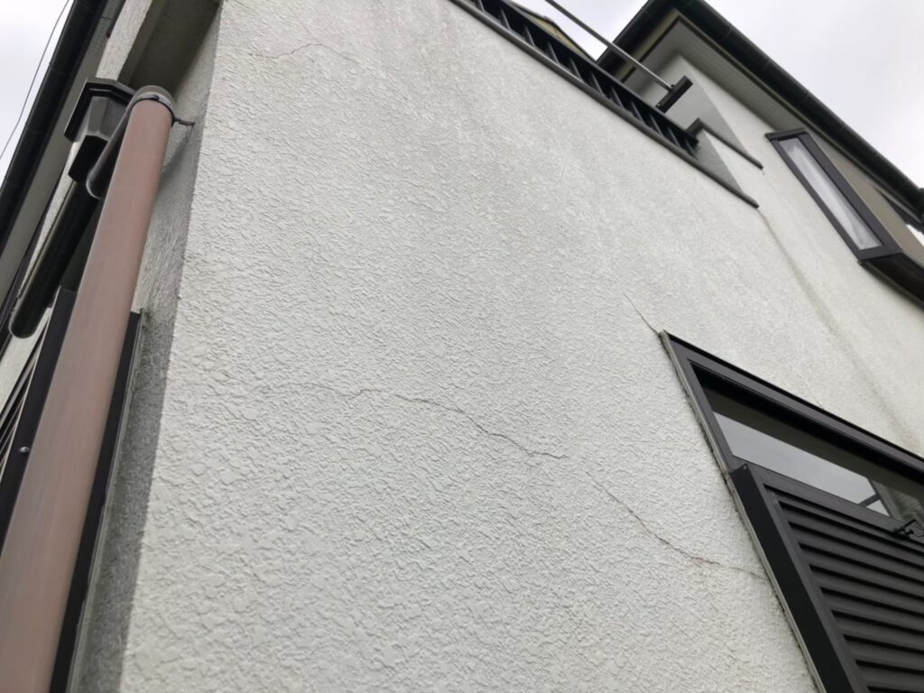 地震の影響により外壁表面がひび割れしている状態