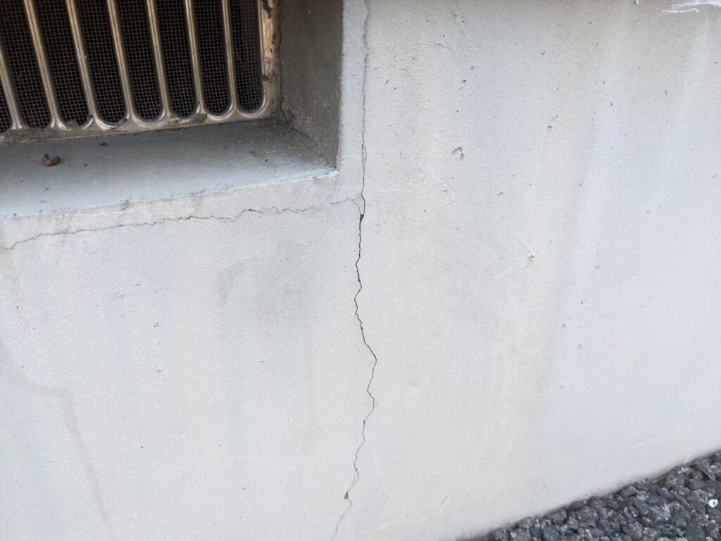 地震の影響により基礎表面にひび割れが広がり、劣化が進行している状況