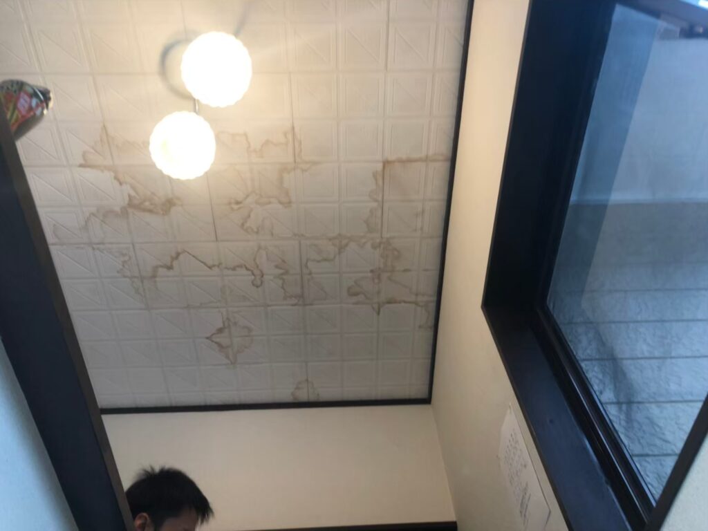 室内の天井に雨漏りでシミが広がっている状態