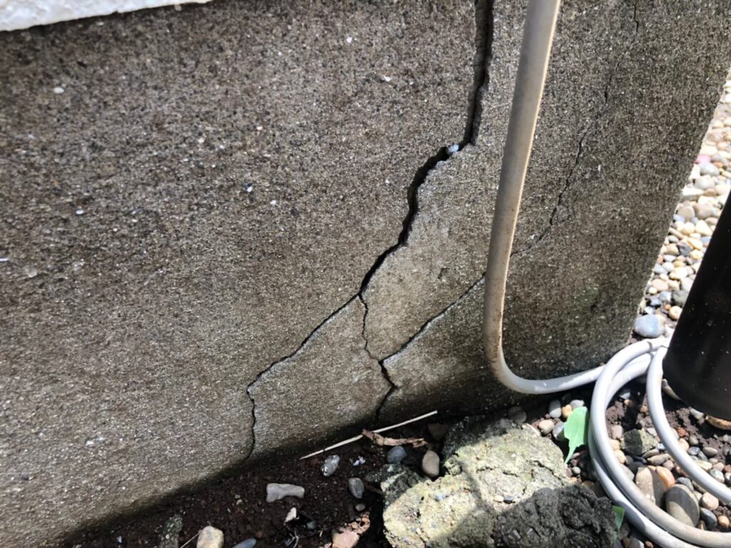 地震の影響により基礎表面にひび割れが広がり、劣化が進行している状況