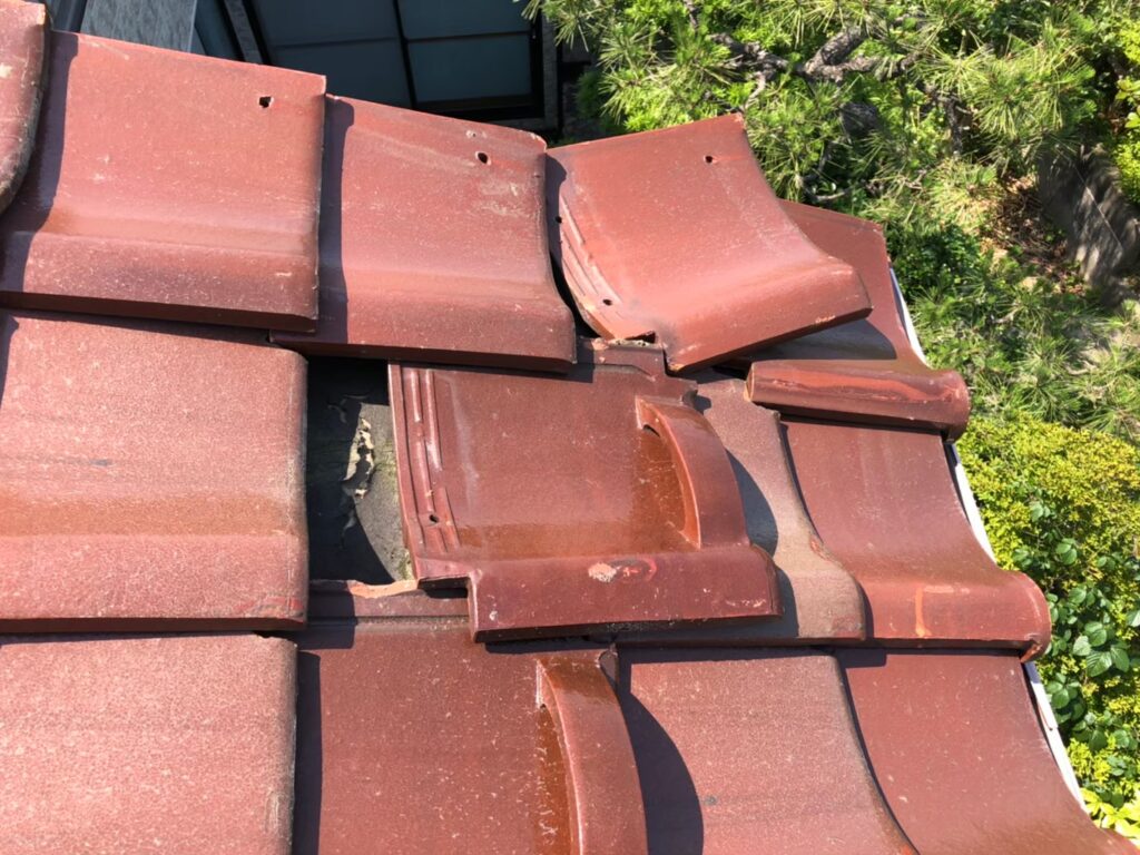 強風の影響により屋根瓦が大きくずれている状態