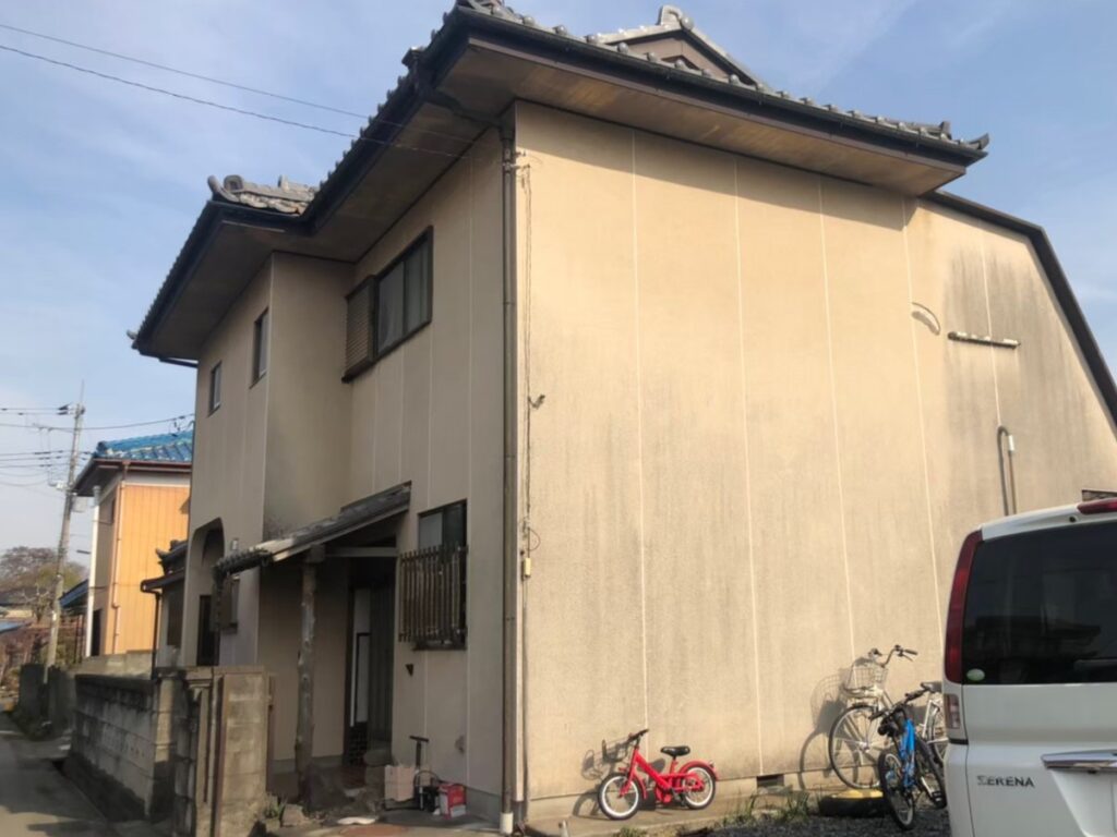 経年劣化により外壁に黒ずみ汚れが付着している状態