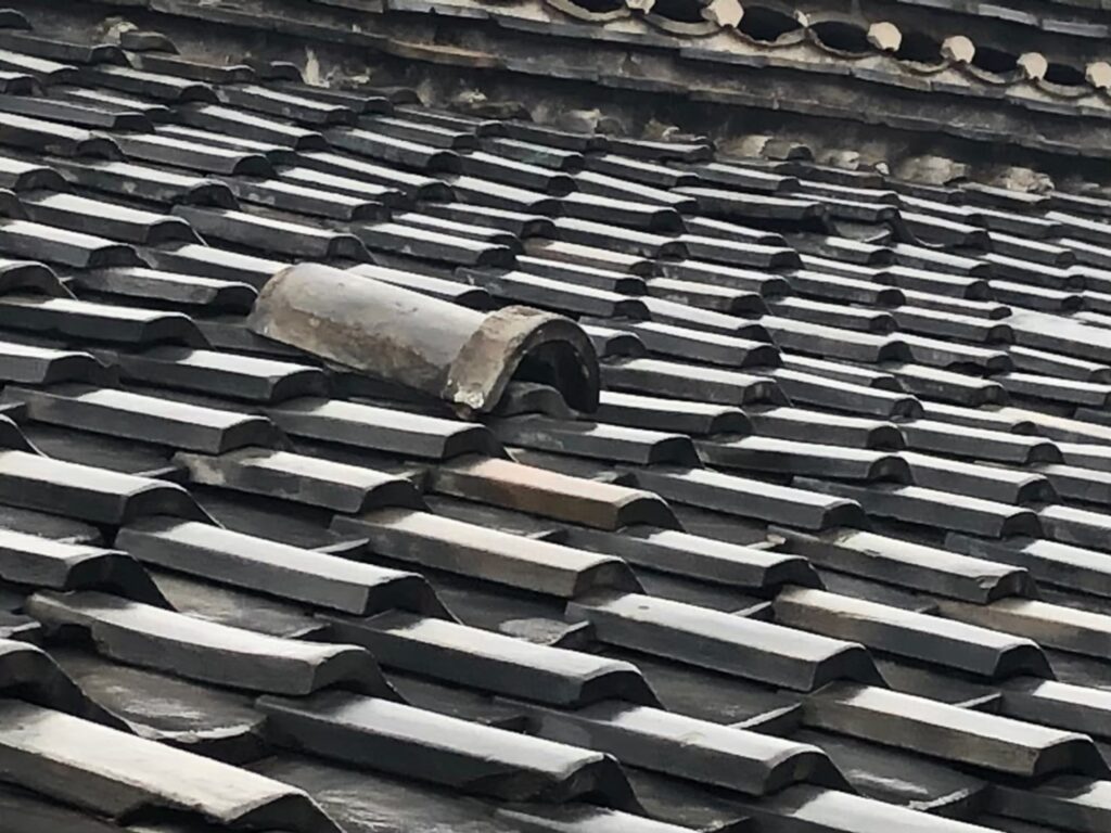 強風の影響により屋根瓦が欠落している状態