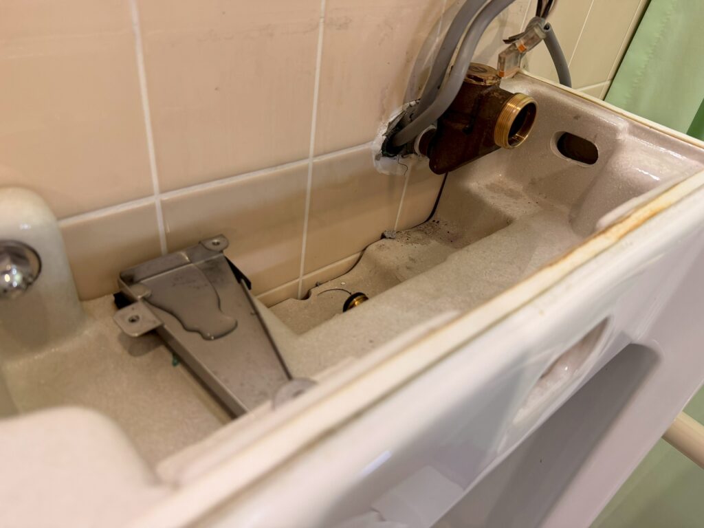 既存のセンサーと電磁弁を撤去して、すっきりとした内部の写真