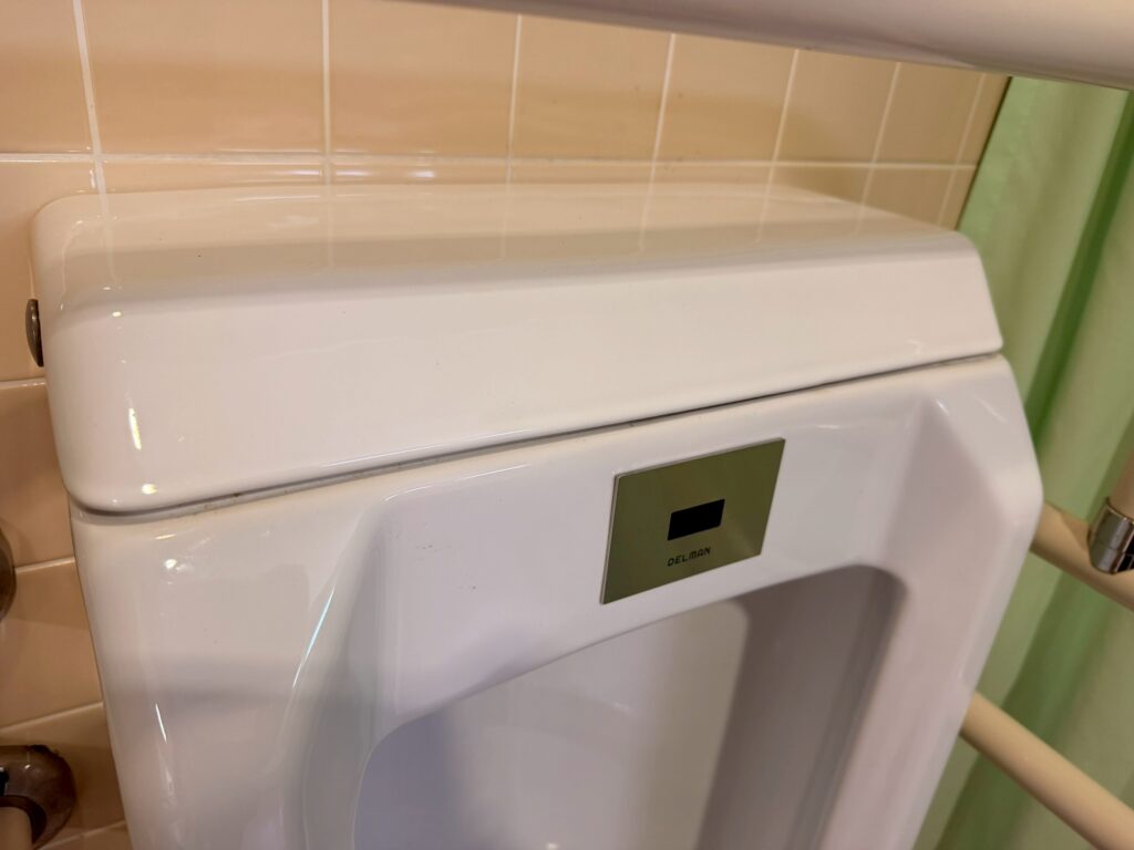 最終チェックを終え、便器上部のカバーを取り付けて完了した外来棟・療養病棟のトイレの写真