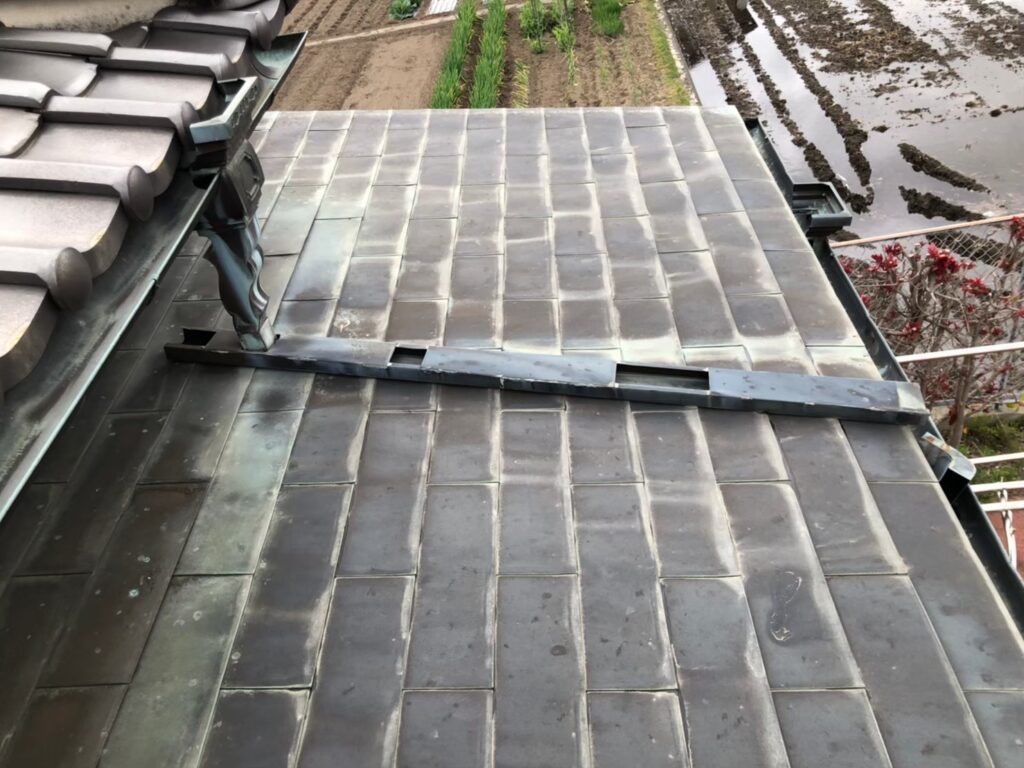 屋根材に黒ずみ汚れが発生し、防水性能が低下している状態