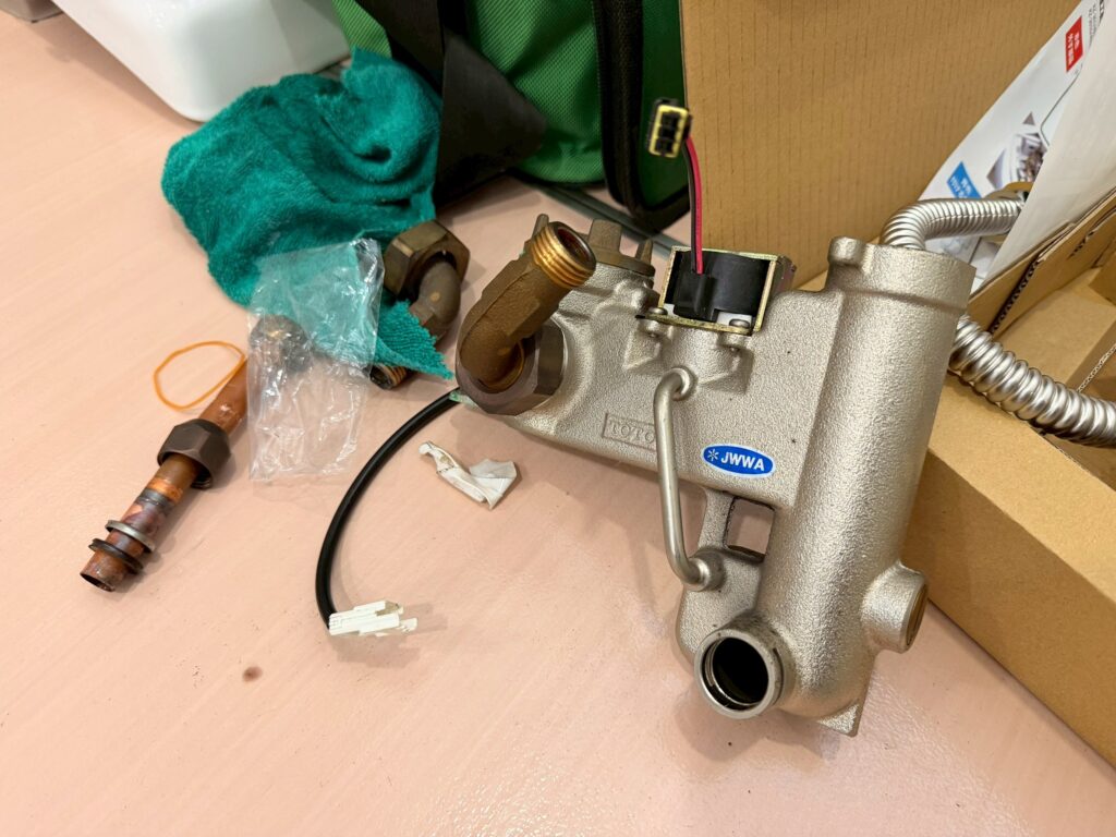 撤去したTOTO製の電磁弁およびセンサーの写真