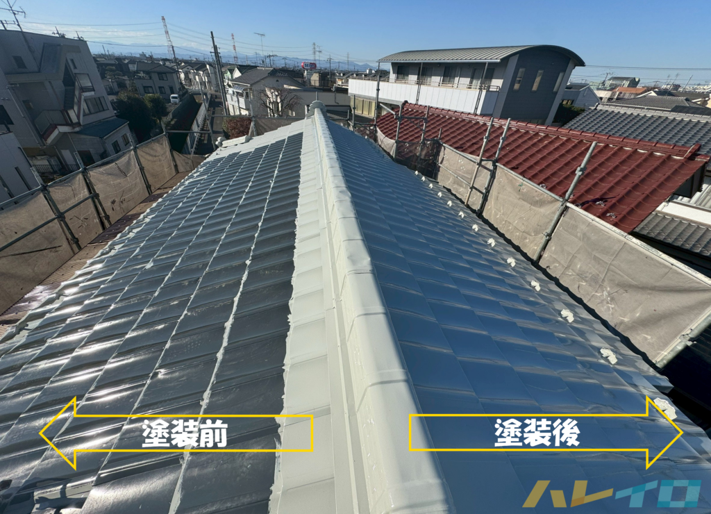 左側が塗装前で右側が塗装後だと分かる屋根の全景写真