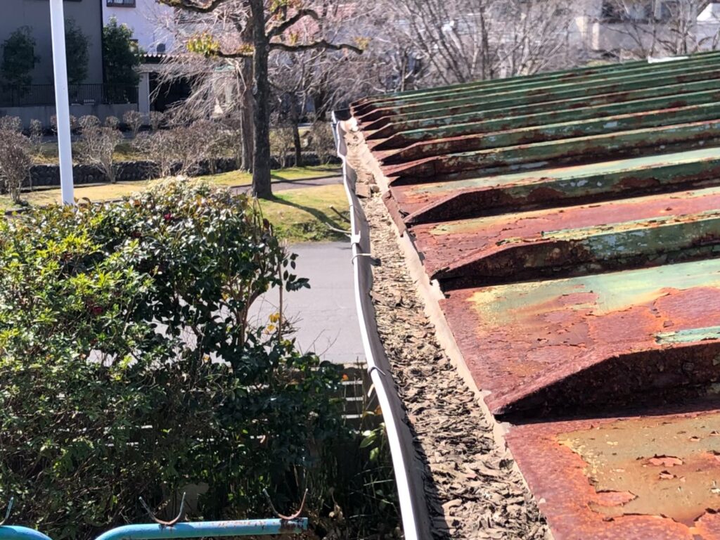 川越市で雨樋の詰まりや歪みを初めて見つけた方へ自分で対処で…
