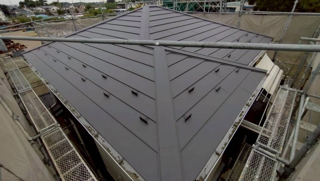 【坂戸市の施工事例】屋根のカバー工法工事｜なぜこの工事が必…