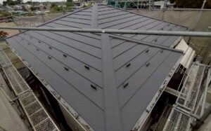 【坂戸市の施工事例】屋根のカバー工法工事｜なぜこの工事が必要だったのかを解説