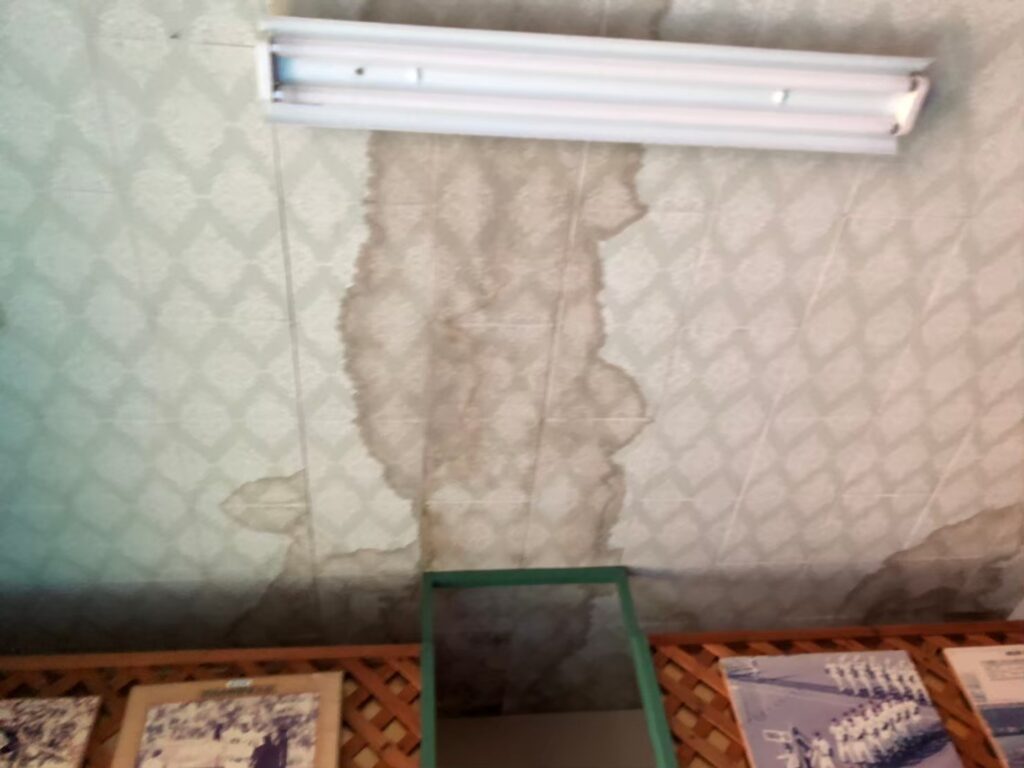 室内の天井に雨漏りでシミが広がっている状態