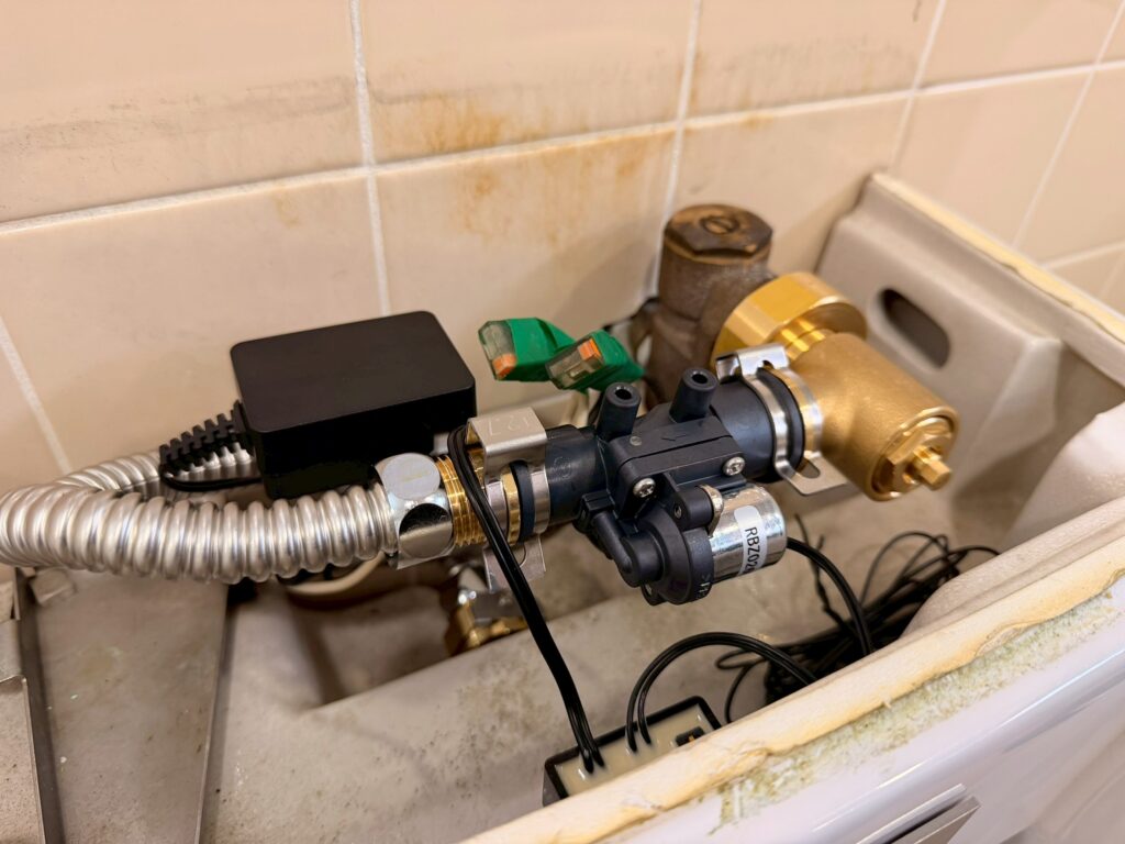 新しい電磁弁およびセンサーの取り付け作業が完了した写真