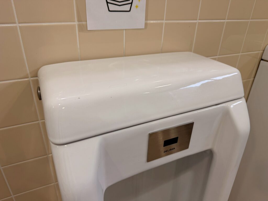 最終チェックを終え、便器上部のカバーを取り付けて完了した病棟トイレの写真