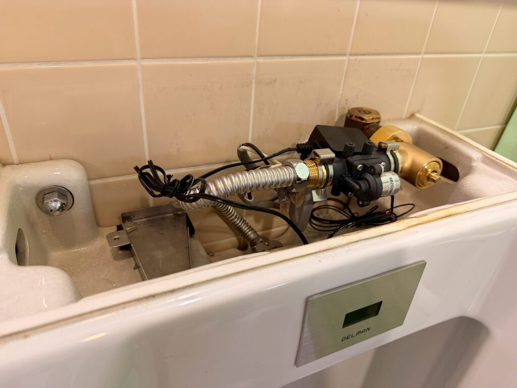 新品のフレキシブル菅を使用して、新しい電磁弁およびセンサーの取り付け作業が完了した写真