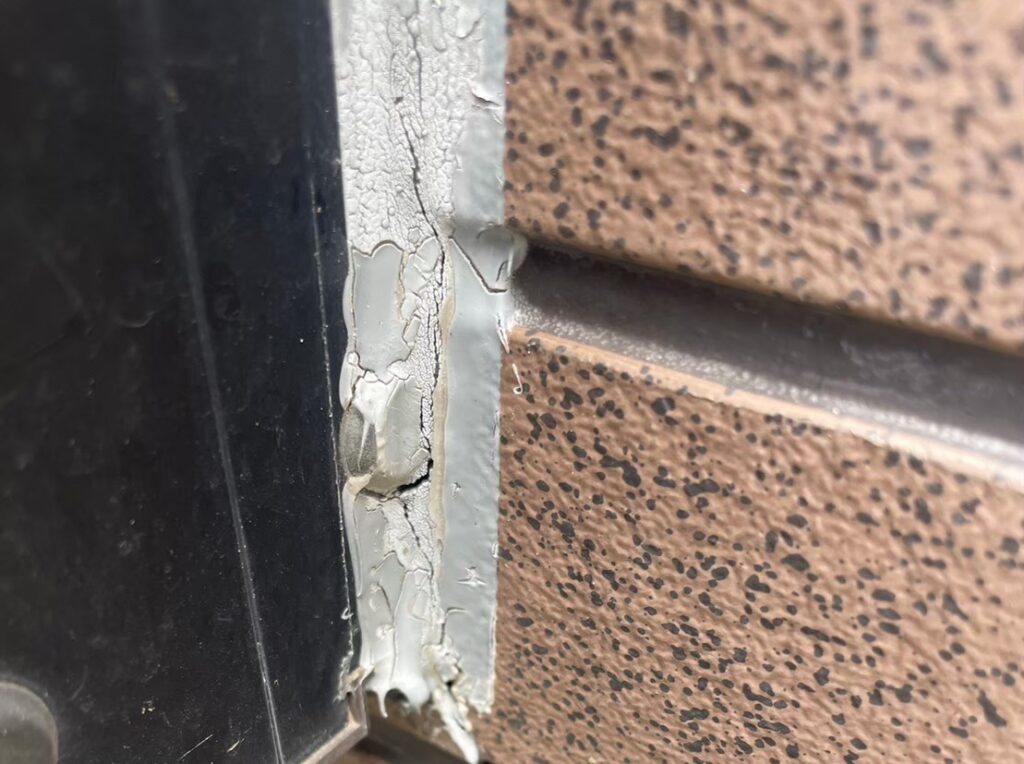 さいたま市で台風による外壁の浮きやコーキング破断に気づいた…