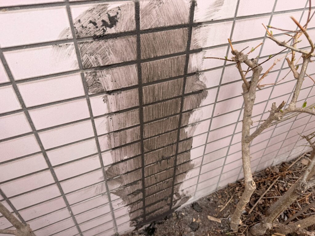 新しく貼り付けた外壁タイル14枚の全体に、目地材を均一に施した写真