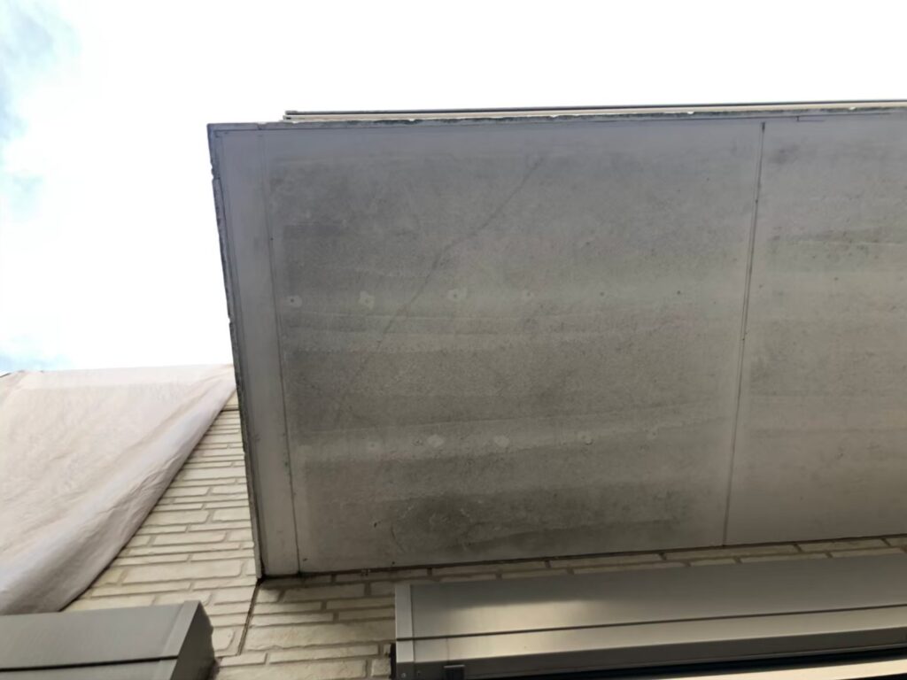 雨漏りによる水分で軒天に茶色い雨染みが生じている状態