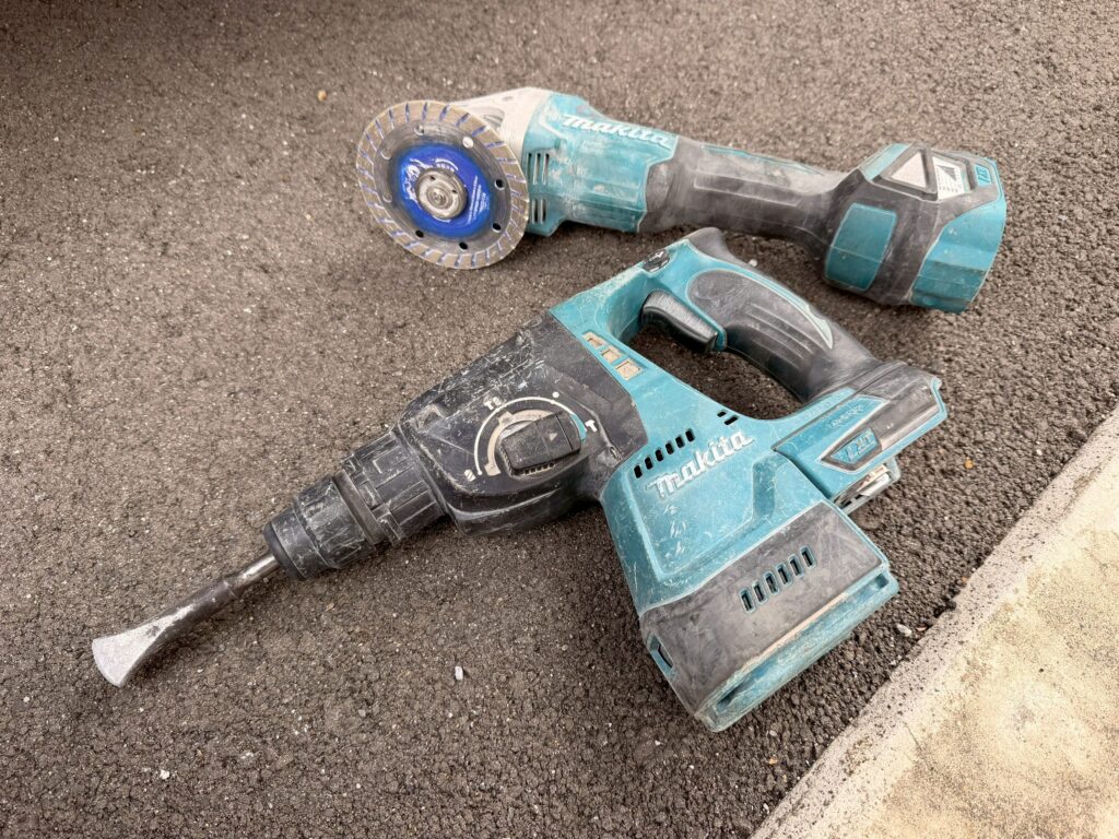 ひび割れた外壁タイルの撤去に使用したマキタ製のサンダーとはつり機の写真
