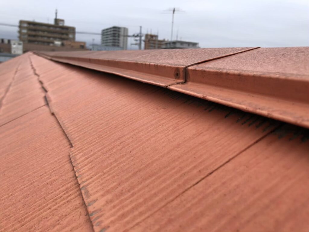 棟板金が浮き上がり、屋根材との間に隙間ができている様子