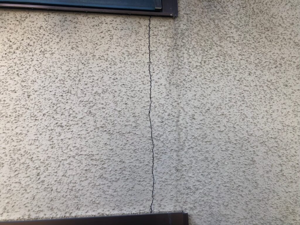 地震の影響により外壁表面がひび割れしている状態